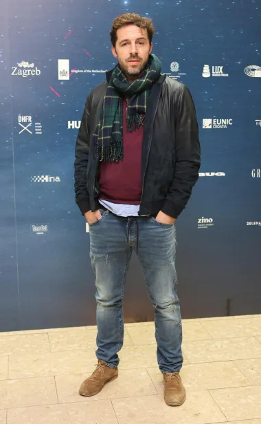 Još jedan Filip na našoj listi je i poznati glumac Filip Juričić kojeg najviše pamtimo po jednoj od njegovih prvih uloga, ulozi nogometaša Marka Marušića u drugoj hrvatskoj telenoveli. U međuvremenu je ostvario još mnogo televizijskih uloga, a njegov zvučni glas možemo čuti i u sinkronizacijama brojnih animiranih filmova.