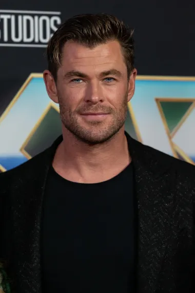 Na osmom mjestu najprivlačnijih muškaraca našao se australski glumac Chris Hemsworth. Zgodni Australac proslavio se u televizijskoj seriji &quot;Home and Away&quot; prije nego što je započeo filmsku karijeru u Hollywoodu, gdje je postao najpoznatiji po ulozi Thora u istoimenim Marvelovim filmovima.