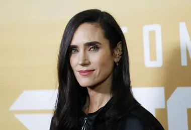 Tamnokosa ljepotica koju smo gledali u najnovijem &quot;Top Gunu&quot; na četvrtom je mjestu najljepših žena svijeta. Glumica Jennifer Connelly dobitnica je Oscara, a osim po &quot;Top Gunu&quot;, pamtimo ju po ulogama u seriji &quot;Snowpiercer&quot; i filmu &quot;Rekvijem za snove&quot;.