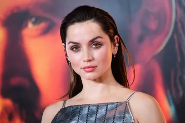 Kubansko-španjolska glumica Ana de Armas koja će utjeloviti Marilyn Monroe u najnovijem filmu o njezinom životu smjestila se na drugom mjestu najljepših žena. Najnovija Bond djevojka dobitnica je Zlatnog globusa za najbolju glumicu, a glumila je u još nekim poznatim filmovima, poput &quot;Kuc kuc&quot; i &quot;Nož u leđa&quot;.