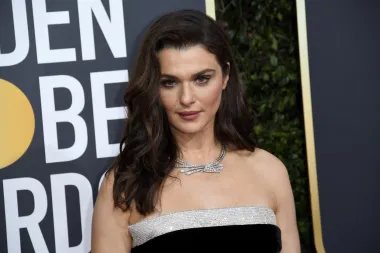 Engleska filmska, televizijska i kazališna glumica Rachel Weisz prema mišljenju običnih ljudi najljepša je poznata žena na svijetu. Weisz je dobitnica Oscara i najpoznatija je po filmovima &quot;Mumija&quot;, a već je dugo godina u braku s &quot;Jamesom Bondom&quot;, odnosno Danielom Craigom.