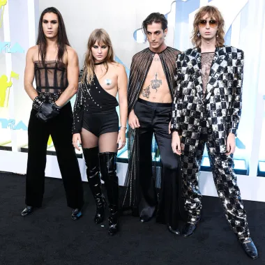 Maneskin je opet oduševio, i to ne samo glasom već i stasom. Talijanski glam rokeri pojavili su se u Guccijevim odijelima, a njihova basistica ukrala je svu pažnju zbog gole dojke na kojoj je samo prekrila bradavicu.
