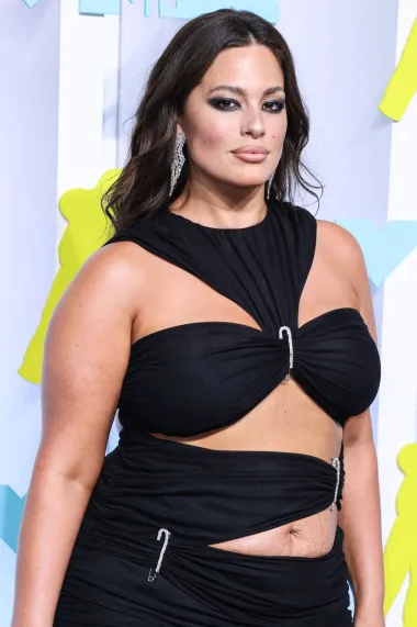 Svjetski poznata plus size mankenka pojavila se u prekrasnoj crnoj haljini koja također više otkriva, no skriva. Ashley je svojom kombinacijom još jednom pozvala sve na body positivity. Haljina je otkrila i njezine strije na trbuhu koje Ashley očito ne skriva, već ponosno pokazuje.  