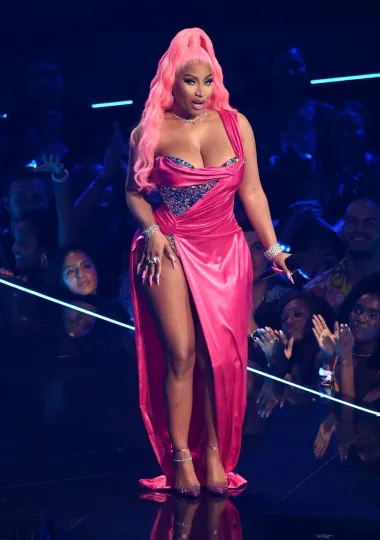 Različita i kreativna, Nicki Minaj uvijek iznenadi. U svom stilu pojavila se u šljokičasto rozoj korzet haljini koja je otkrila bujno poprsje i noge. 