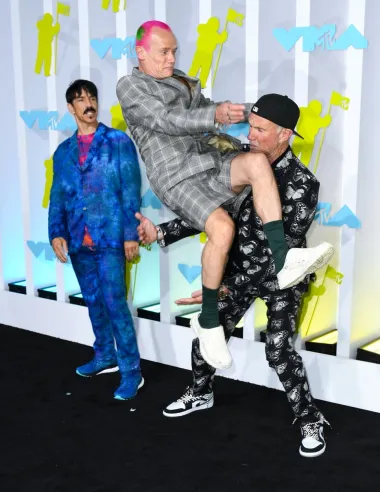 Ovi rokerski veterani pojavili su se u svom &apos;funky&apos; izdanju. Anthony Kiedis oduševio je modro plavim odijelom, Flea se pojavio u kariranom odjelu s kratkim hlačama, a Chad Smith ukrao je pozornost u crnom odjelu s leptirima.