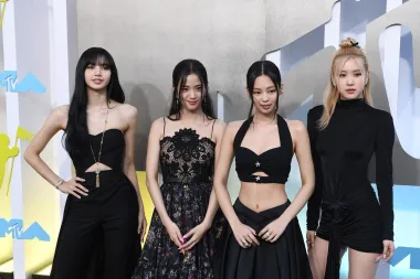 Južnokorejski ženski bend nije briljirao samo na glazbenoj već i na modnoj sceni. Jisoo, Jennie, Rosé, and Lisa odlučile su se za crne nijanse haljina koje imaju zajedničku točku, seksepil.