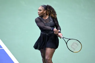 Serena je oduvijek bila poznata po tome da je birala zanimljive outfite za igru i to sve kako bi pokazala dio svoje osobnosti. Osim dijamanatana haljinici, nosila je i  zlatne naušnice na kojima je ispisano &apos;loved&apos; (voljena)  i ogrlicu s dijamantima. 