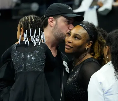Serena je nakon meča jedva dočekala zagrljaj supruga i kćerkice koja je nosila istu haljinu kao i mama. Serena i Olympia nerijetko imaju twinning trenutke kad nose istu odjeću. 