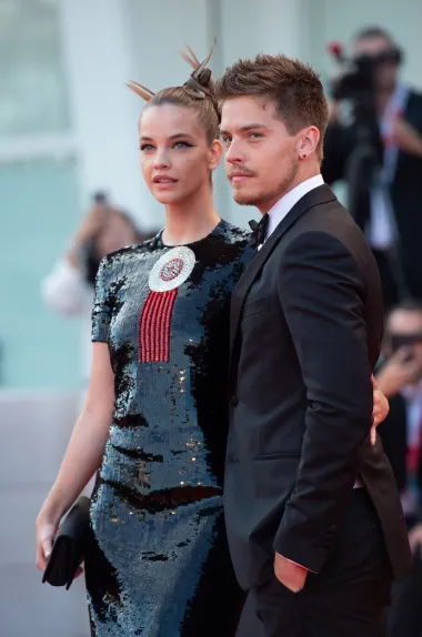 Još jedna Victorijina anđelica stigla je u Veneciju. Manekenka Barbara Palvin u Italiju je stigla s dečkom, glumcem Dylanom Sprouseom s kojim se i modno uskladila. Dok je on bio elegantan u crnom odijelu, Babrbara je odabrala dugu usku haljinu sa šljokicama. 