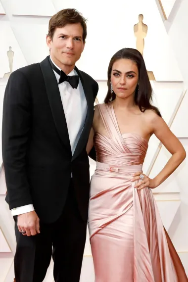 Sa 163 centimetara Mila Kunis mnogo je niža od svog supruga Ashtona Kutchera koji je visok 189 centimetara, no to im ne smeta. U braku su od 2015. i zajedno imaju dvoje djece, a upoznali su se na snimanju serije &quot;Lude sedamdesete&quot;, iako su počeli izlaziti tek godinama kasnije. 