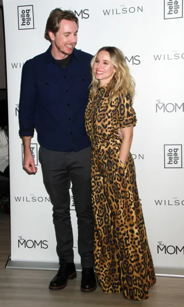 I ovo dvoje glumaca ima veliku razliku u visinama - Kristen Bell je sitna sa svojih 155 centimetara, dok je njezin suprug Dax Shepard itekako viši od nje sa svojih 188 centimetara. Shepard i Bell prvi su se put sreli 2007. na večeri, vjenčali su se 2013. i imaju dvoje djece.