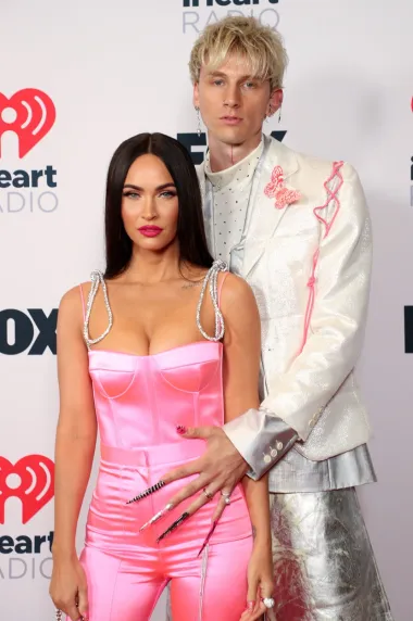 Machine Gun Kelly visok je 192 centimetra i puno viši od svoje zaručnice Megan Fox, visoke 163 centimetra. Zaljubljeni par upoznao se na snimanju filma &quot;Midnight in the Switchgrass&quot; u ožujku 2020., a zaručili su se 2022.