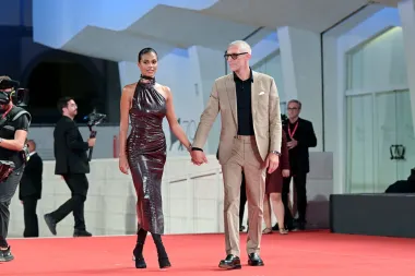 Jedan od najpoznatijih francuskih glumaca Vincent Cassel također se ove godine prošetao po crvenom tepihu u Veneciji. No svi su gledali u njegovu prekrasnu suprugu Tinu Kunakey. Došli su na premijeru filma &quot;Athena&quot; redatelja Romaina Gavrasa. Cassel se pojavio u ležernom bež odijelu i crnoj polo majici, dok je njegova trideset godina mlađa supruga nosila asimetričnu haljinu s golim ramenima modne kuće Alaïa. Cijelu kombinaciju je naglasila statement ogrlicom. 