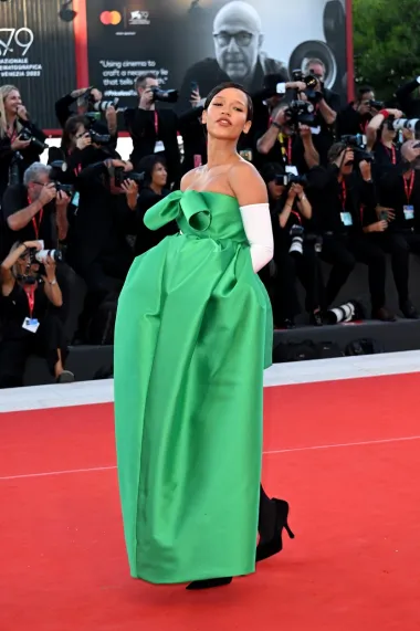 Mlada glumica Taylor Russell na premijeri filma &quot;Bones &amp; All&quot; pojavila se u zelenoj haljini haute couture modne kuće Balenciaga i oduševila mnoge. Ova ekstravagantna haljina s prednje strane izgleda kao haljina, ali iza je krojena kao kratka suknja. Na stražnjoj strani se radi o zelenoj-crnoj kombinaciji dok je s sprijeda drugačiji kontrast napravljen s bijelim rukavicama. 