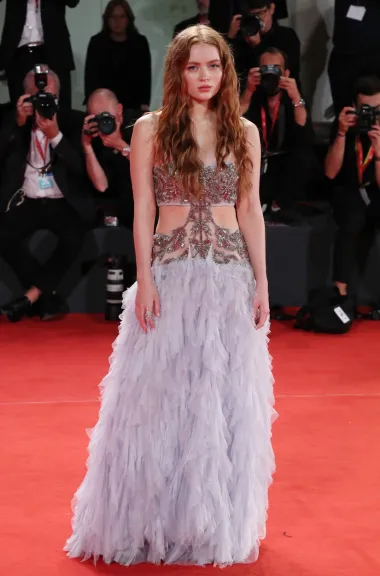 Mlada glumica Sadie Sink, koju najviše pamtimo po ulozi u seriji &quot;Stranger Things&quot;, zablistala je na premijeri filma &quot;The Whale&quot;. Nosila je rezanu haljinu Alexandera McQueena u kojoj je naglasila svoju krhkost, a kosu je samo nježno raspustila pa se složila s donjim dijelom haljine. 