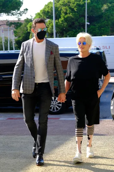 U Veneciji su i Hugh Jackman te njegova 13 godina starija supruga Deborra-Lee Furness. Pažnju su nam privukle njezine dokoljenke...  Ostaje nam za vidjeti što donosi noć i kakva će nakit isfurati Hugh.