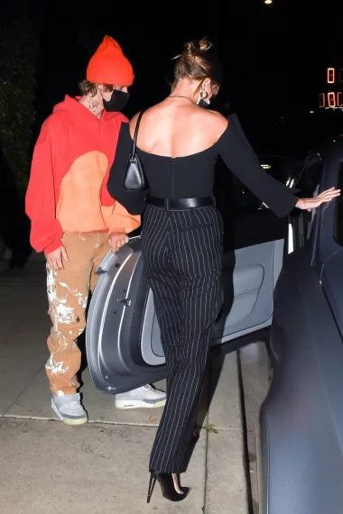 U više je navrata Justin Bieber progovarao o svom odnosu s Hailey kojoj ne samo da je posvetio istoimenu pjesmu, već je brak pozitivno utjecao na njega. Poznati pjevač često pokazuje svoje džentlmensko ponašanje pa rado pridrži ili otvori vrata. Momci, što čekate?