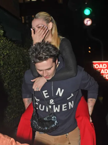Kakav otac takav sin! Vjerojatno po uzoru na oca, i Brooklyn Beckham pravi je džentlmen u svojim dvadesetima. Nakon večernjeg izlaska Brooklyn je svoju suprugu na leđima nosio do londonskog hotela, a taj su nesvakidašnji trenutak zabilježili fotoreporteri.