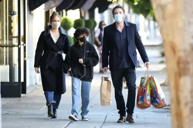 I glumac Ben Affleck rado uskoči u pomoć pa je tako viđen kako nosi pune vrećice pri povratku iz šopinga. Iako bi takve stvari trebale biti potpuno uobičajene, Affleck je ponio sve tri. 