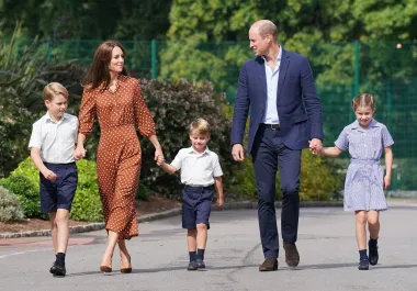 Ponosni su se roditelji sretno pogledavali, a mališani su jedva čekali upoznati nove učitelje i vršnjake.  U jednom trenutku maleni je Louis odbio dati ruku ocu Williamu. Vjerojatno je pred kamerama htio pokazati koliko je odvažan i velik sada kada ide u istu školu kao i stariji brat i sestra. 