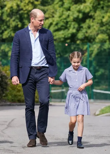 Simpatije svijeta prikupila je i sedmogodišnja princeza Charlotte koja se pojavila u kariranoj plavoj haljinici s kragnama te se tako uskladila s Williamovim odijelom. Za ovu je prigodu nosila pletenice u stranu koje su joj jednostavno preslatko stajale.