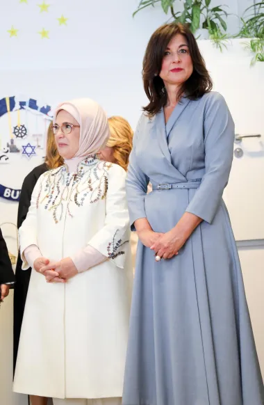 Elegantna haljina koju je odabrala naša prva dama ima kragnu i V-izrez s preklopom na gornjem dijelu, dok se u donjem dijelu širi u suknju A-kroja. Inače, haljinu na preklop popularizirala je slavna dizajnerica Diane von Fürstenberg. 