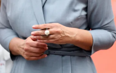 Neobičan prsten naše prve dame savršeno se uklopio u jednostavan, no vrlo elegantan styling. 