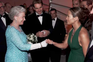 Slavna pjevačica još davne 2001. dobila je priliku upoznati u Londonu. Jennifer je baš kao i mnoge druge slavne face, imala popriličnu tremu oko upoznavanja britanske kraljice. 