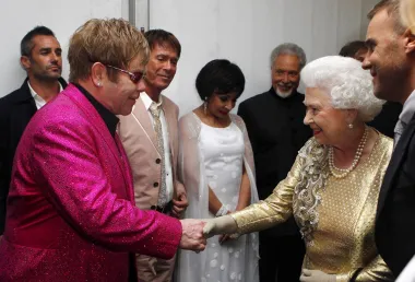 Elton John bio je jako dobar prijatelj pokojne princeze Diane, no to ne znači da se i stalno družio s kraljicom. Ipak, njihov susret 2012. godine bio je poprilično srdačan. Mnogi su komentirali tada da ne znaju tko to ima više šljokica na susretu, Elton ili kraljica. 