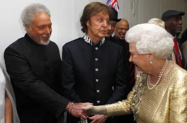 Kraljica se s glazbenim legendama družila 2012. godine nakon koncerta u povodu njezina dijamantog jubileja , odnosno 60 godina vladanja. I dok je Tom Jones opušten, čini se kako ni legendarnom Paulu nije bilo svejedno družiti se s kraljicom. 