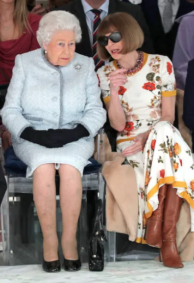 Anna Wintour, dugogodišnja urednica magazina Vogue jedna je od onih od koje mnogi strepe. A čini se kako Anna nije imala tremu ni u druženju s kraljicom. Ova fotografija na kojoj izgleda kao da Anna otkriva neke posebne tajne kraljici nastala je 2018. kada je kraljica posjetila londonski tjedan mode. 