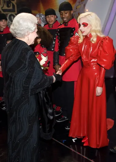I pjevačica Lady GaGa dobila je priliku izbliza upoznati kraljicu i to 2009. godine u Blackpoolu. Lady GaGa plijenila je i tada poglede svojim odvažnim stylingom koji je sve samo ne konzervativan. No, kraljicu to nije smelo da je srdačno pozdravi i pruži joj ruku. 