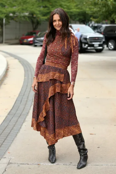 Glumica Katie Holmes izabrala je za ovu priliku dugu smeđu haljinu koju potpisuje Ulla Johnson. Pravo jesensko izdanje lijepe glumice. 