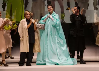 Supermodel i mankeneka koja je dominirala pistama &apos;90-ih godina prošlog stoljeća, prošetala je pistom na Fendijevoj reviji u predivnoj tirkiznoj pelerini i najavila svoj povratak na manekensku scenu.