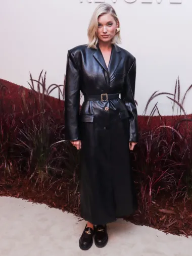 Švedska manekenka Elsa Hosk u jakni od umjetne kože s jastučićima i crnoj dugoj suknji, došla je na party otvorenja tjedna mode. Doduše, pomalo baca kao da je pobjegla iz Matrix filmova 