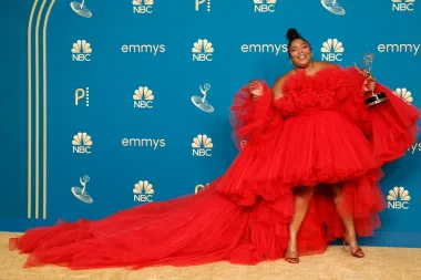 Na iznenađenje mnogih nagradu je dobila i pjevačica Lizzo. Njezin show &quot;Lizzo’s Watch Out for the Big Grrrl&quot; poblijedio je u kategoriji reality serija. Nosila je crvenu haljinu od tila Giambattista Valli u kombinaciji s crvenim cipelama, a odlučila se za nakit Lorraine Schwartz.