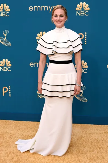 Laura Linney nosila je crno-bijelu kreaciju Christian Siriano i odlučila je da će haljina biti zvijezda večeri. Raskošna haljina s peplumom i niska punđa naglasila je njezinu ženstvenu figuru. 