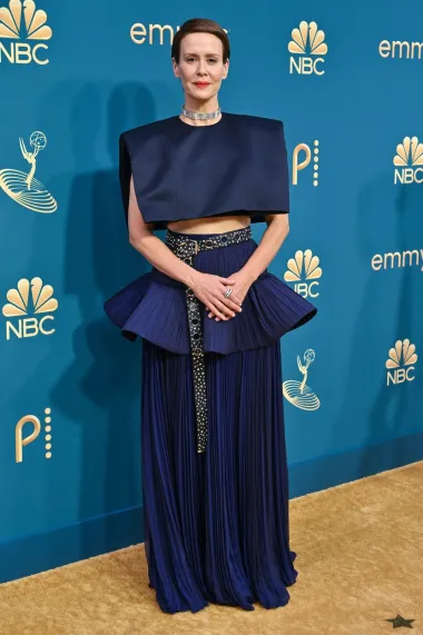 Nominirana Sarah Paulson se također odučila za malo drugačiju haljinu. Njezin outfit nosio je potpis modne kuće Louis Vuitton. Gornji dio je svileni i geometrijski, dok je suknja plisirana u dva dijela i s posebnim remenom. Neobična, ali zanimljiva kombinacija zbog koje je ova glumica izgledala pomalo rockerski. 