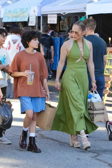 Jennifer je nedavno objavila kako se njezina kći koju je dobila u braku s pjevačem Marcom Anthonyjem rodno nebinarna osoba i da je se oslovljava s oni. I dok je Jennifer cijeli outfit podignula sa zlatnim detaljima poput golemih naušnica i zlatnog Rolex sata, Emme je nosila oversized majicu, kratke hlače i Dr Martens čizme. 