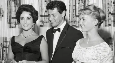 Debbie Reynolds i njezin suprug Eddie Fisher svojedobno su bili poput holivudske kraljevske obitelji, a Reynolds je bila jako dobra prijateljica s glumicom Elizabeth Taylor. Bili su u toliko dobrim odnosima da, kada se Taylor udavala za svog trećeg supruga Mikea Todda, Reynolds joj je bila kuma, a Fisher je bio Toddov kum. Ubrzo nakon toga, Todd je poginuo u zrakoplovnoj nesreći, a Reynolds i Fisher tješili su Taylor dok je tugovala. No, ubrzo je uslijedio neočekivani rasplet - Fisher se razveo od Debbie Reynolds i na kraju oženio Taylor samo godinu dana nakon smrti njezina supruga. Taylor se razvela od Fishera nakon pet godina, a svoje prijateljstvo s Reynolds popravila je tek godinama kasnije.