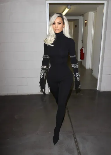 I najslavnija Kardashianka ovih dana puni naslove tabloida. Kim Kardashian uskoro će proslaviti 42. rođendan, a u novu godinu života ući će, čini se, s potpuno novim izgledom. Nakon što se u kolovozu pojavila na predstavljanju nove kozmetičke kolekcije Kylie Cosmetics, svoje najmlađe sestre Kylie Jenner, Kim je zabrinula fanove svojom, nikad mršavijom figurom. Prošlog tjedna isto je učinila pojavivši se u showu Jamesa Cordena i tako pokrenula lavinu komentara. Nekadašnja kraljica oblina tako se ponovno našla u centru pažnje, a svi se pitaju što se dogodilo s njezinim oblinama i je li na pomolu novi trend koji slavi sitnu i mršavu figuru s obzirom na njezinih 157 cm visine. Da zaista izgleda mršavije no ikad, pokazala je i u Milanu gdje se pojavila u u crnom od glave do pete s potpisom modne kuće Dolce &amp; Gabbana. 