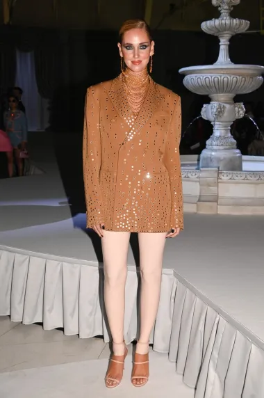 Slavna influencerica Chiara Ferragni također se našla u društvu manekenki Heidi Klum i Alessandri Ambrosio te u prvom redu pratila novu kolekciju modne kuće Moschino. Za tu priliku, slavna Talijanka odabrala je oversize blejzer u smeđoj boji, nude tajice i bež sandale s tankim naramenicama, a cijeli look začinila je statement nakitom - zlatnim lancima i velikim naušnicama.  