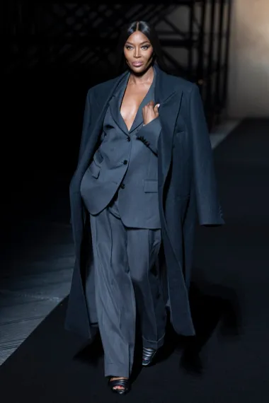 S ovog popisa nipošto ne smijemo izostaviti ni slavnu Naomi Campbell koja je sa svojih 52. godine prošetala modnom pistom na predstavljanju nove kolekcije modne kuće Hugo Boss i oduševila sve priusutne. U širokim hlačama, tamnosivom sakou i dugom crnom kaputom, Crna pantera još jednom je pokazala da joj godine ne mogu ništa i da izgleda nevjerojatno i da će modne revije nositi još godinama. 