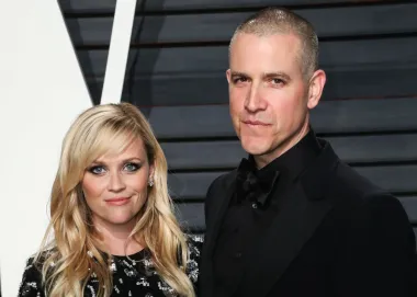 Glumica Reese Witherspoon i &apos;lovac na talente&apos; Jim Toth počeli su izlaziti 2010., a već godinu dana kasnije odlučili su oženiti se. Poznata je glumica prije njega bila u braku s glumcem Ryanom Phillippeom, s kojim ima dvoje djece, a Totha je upoznala na zabavi, i to sasvim slučajno. Malo više od godinu dana nakon svadbe, 2012., par je dobio sina. 