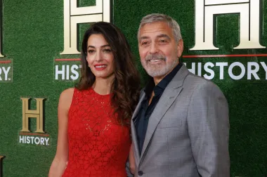 Dugogodišnji neženja George Clooney 2013. godine upoznao je &quot;onu pravu&quot; - odvjetnicu za ljudska prava, Amal Alamuddin. Par se vjenčao 2014., a upoznali su se tijekom večere koju su organizirali zajednički prijatelji. U lipnju 2017. dobili su dvoje djece, blizance Alexandera i Ellu.