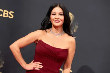 U dobi od 53 godine, glumica Catherine Zeta-Jones izgleda nevjerojatno mladoliko, sve zahvaljujući pravilnoj njezi kože lica. Stalno ju hidratizira, nanosi kremu sa zaštitnim faktorom i radi svakodnevne pilinge, a otkrila je i da miješa eterična ulja i da ih stavlja na lice.