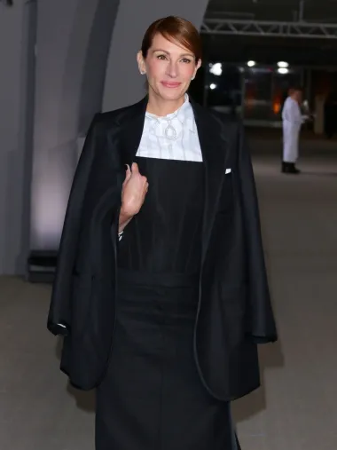 Jedna od glavnih zvijezda večeri bila je Julia Roberts koja je dobila i nagradu za ikonu godine. Muzejom Akademije prošetala je u crno-bijeloj kombinaciji koju joj je šivao dizajner Thom Browne. Radi se o dugačkoj korzet haljini ispod koje je nosila bijelu košulju a sve je upotputpunila ogrlica koja je izgledala poput stilizirane kravate. 54-godišnja Roberts cijeli je styling upotpunila klasičnim crnim sakoom te je jedna od rijetkih koja na gala večeri nije pokazala ni centimetar kože. Mnogi su stoga ovaj stajling ocijenili elegatnim, ali upečatljivim.