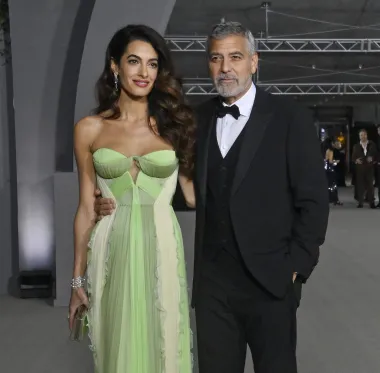 I Julia Roberts i Clooney ovih dana promoviraju svoj novi film &apos;Karta za raj&apos; i ne kriju kako su dobri prijatelji. No, Clooney je ovaj put na gala večeru stigao sa suprugom Amal. Za ovu je prigodu izabrao crno odijelo, dok mu je supruga zablistala u dugoj haljini od svile i tila u svijetlo zelenoj boji. Upečatljiva haljina s potpisom je sve traženijeg modnog brenda De Core, a svojim nijansama podsjeća na ljetne dane. No, Amel je ovim izdanjem pokazala da se ove boje sjajno uklapaju i u jesenske dane.