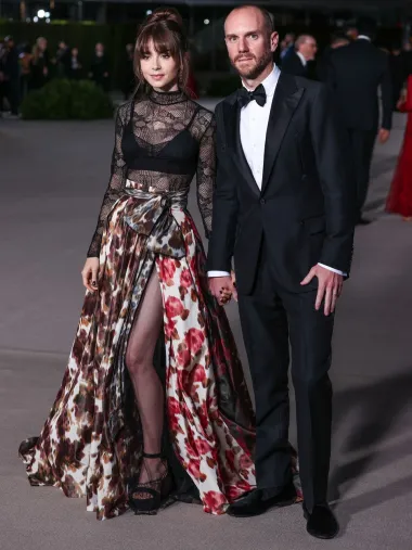 Glumica Lilly Collins na gala večer stigla je u pratnji supruga, redatelja Charlieja McDowella. Par je u braku nešto više od godine dana, a pozirali su s osmijehom, držeći se za ruke. I dok je McDowell izabrao bijelu košulju i elagatno crno odijelo, Collins je nosila široku svilenu suknju s potpisom modnog maga Dior. Osim uzorka, upečatljiv je i prorez na suknji, ali i gornji dio kompleta. Dijelom je proziran te je obrubljen čipkom. Ovaj Diorov komplet iz jesenske kolekcije nije mogao proći nezapaženo. 
