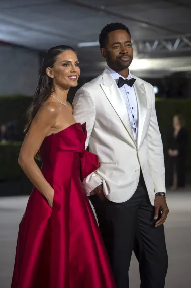 Zvijezda Top Guna Jay Ellis na svečanosti je bio sa suprugom Ninom Seničar. Seničar je 36-godišnja manekenka i glumica - rođena je i odrasla u Srbiji. Potom je preselila u Italiju gdje je započela glumačku karijeru. S Ellisom se upoznala prije sedam godina u Los Angelesu, a roditelji su trogodišnje Nore Grace. Za ovu prigodu par se pojavio u bijelo-crvenoj varijanti. Ellis je bijeli sako ukomponirao s bijelom košuljom, dok se Seničar pojavila u raskošnoj crvenoj haljini s mašnom i oduševila sve. 